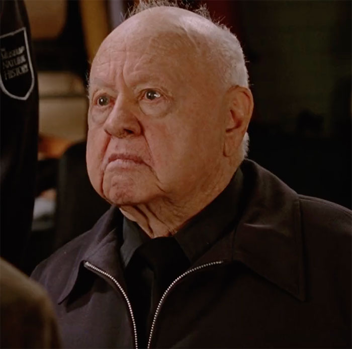Mickey Rooney looking in movie Night at the Museum