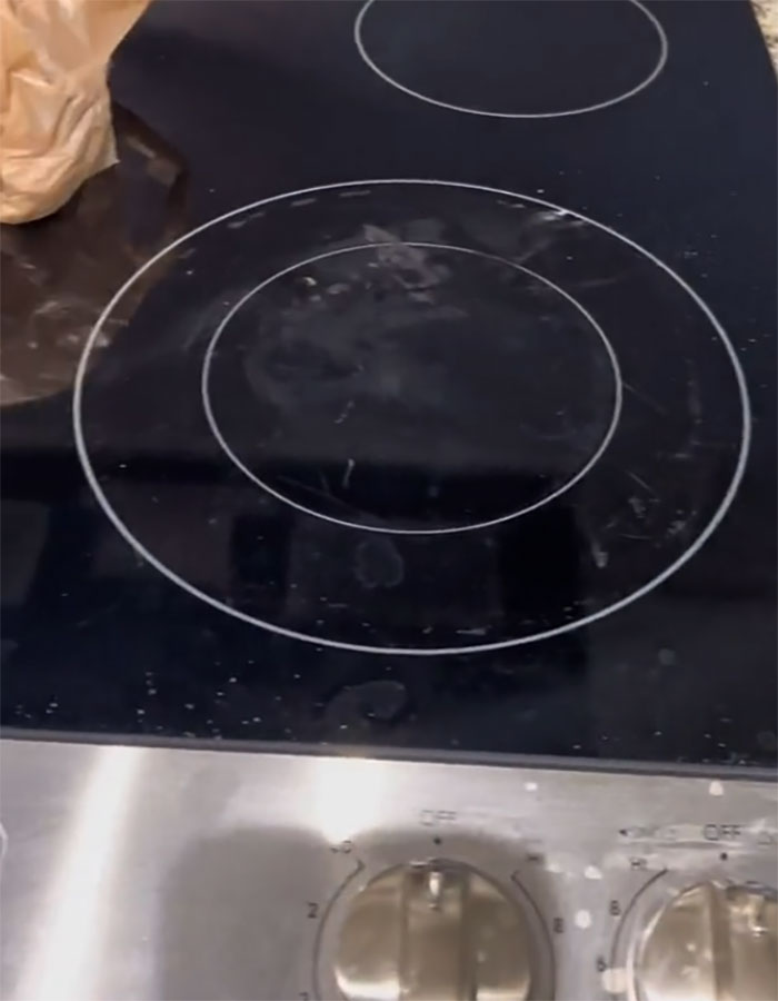 Airbnb Host Is Disgusted With Guest Who Didn't Clean After Themself In The Apartment, Gets Destroyed Online Airbnb Host Is Disgusted With Guest Who Didn't Clean After Themself In The Apartment, Gets Destroyed Online