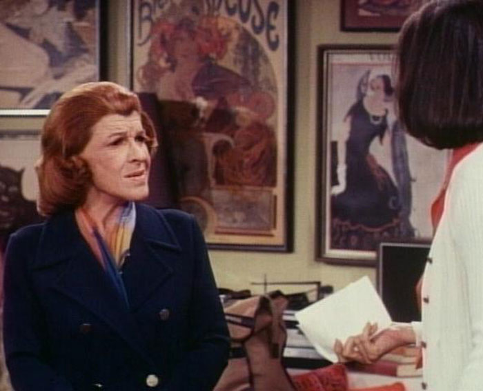 Ida Morgenstern is in a dark blue coat and is talking with a woman