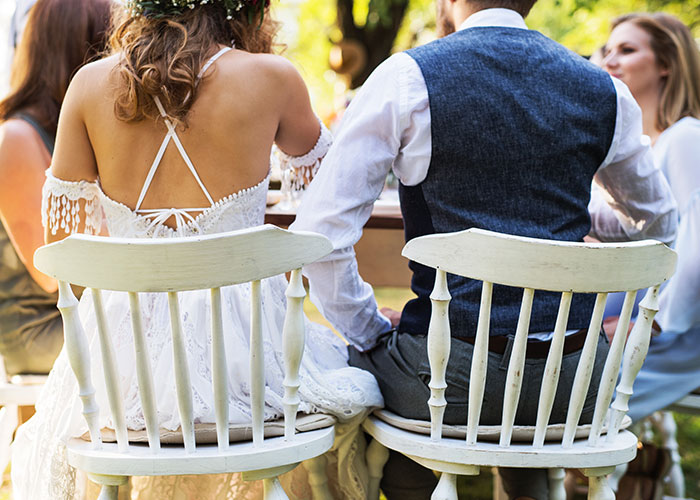 Bridezilla Ditches Her 'Poor' Friends Who Won't Look Good In Her Castle Wedding, Ends Up With A Backyard Pig Roast After The Castle Drops Her