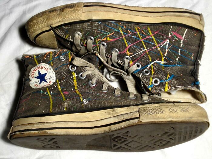 35 “Manic Pixie Dream Girl” Things Women Used To Do, Thinking It Made Them So Cool And Mysterious