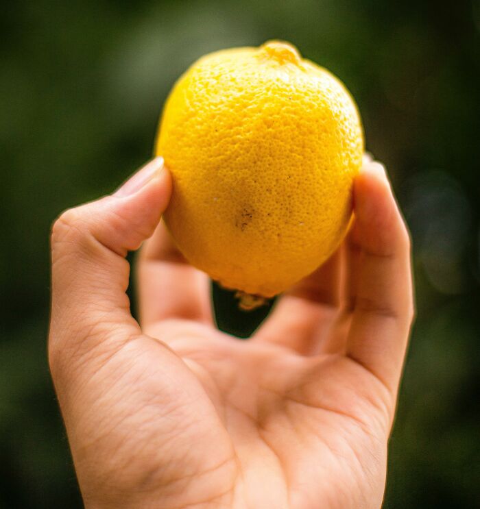 35 “Manic Pixie Dream Girl” Things Women Used To Do, Thinking It Made Them So Cool And Mysterious