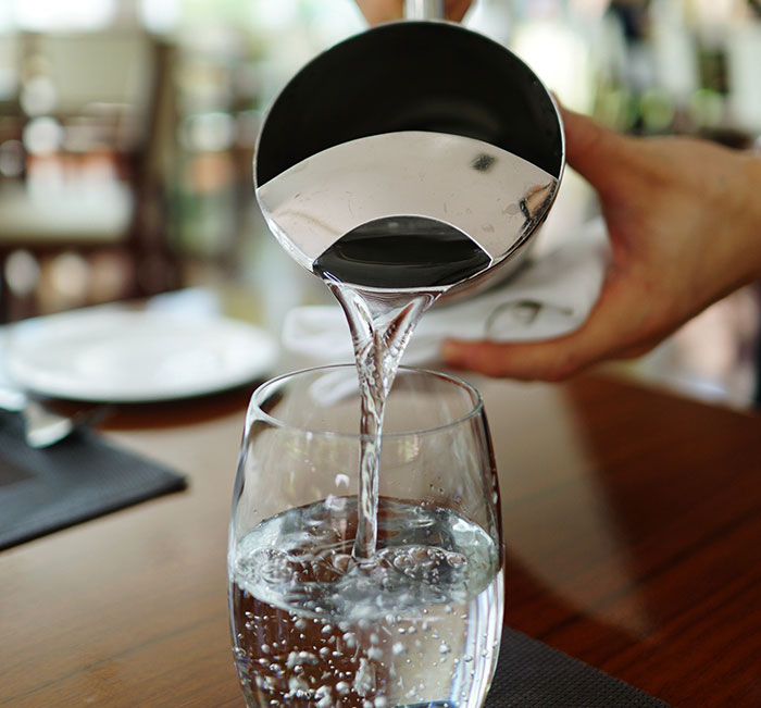 &ldquo;Am I A Jerk For Having A Dry Wedding And Serving Only Water For Drinks?&rdquo;: The Internet Gives This Engaged Woman A Reality Check