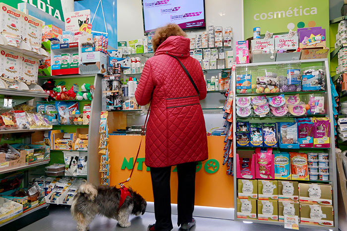 Karen Insists Pet Store Worker Must Count Each Live Cricket, They Maliciously Comply And She Ends Up Leaving The Store Embarrassed Karen Insists Pet Store Worker Must Count Each Live Cricket, They Maliciously Comply And She Ends Up Leaving The Store Embarrassed