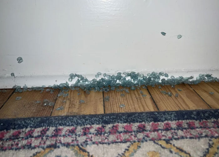 Mi pareja tira sus lentillas usadas detrás del cabecero de la cama