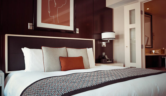 Bet with white sheets and pillows