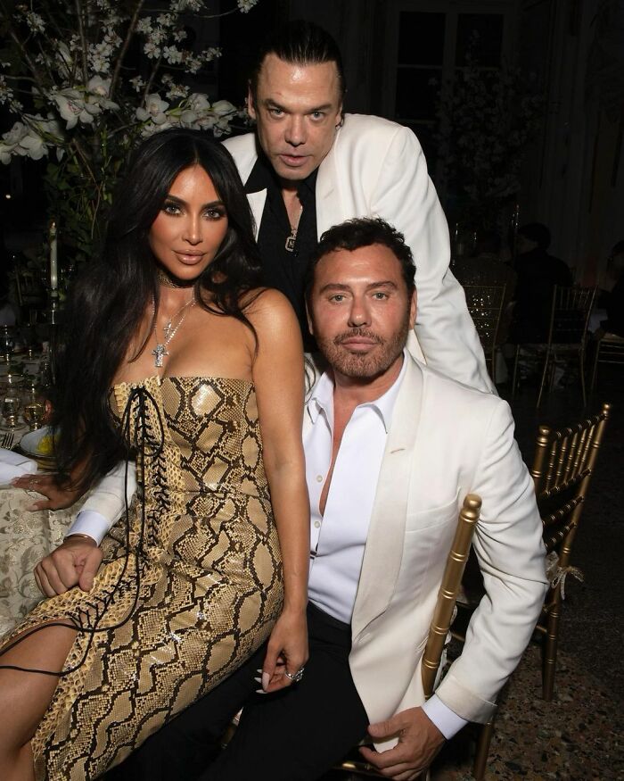 People Comparing Instagram To Reality After Realizing How Different Kim Kardashian Looks In Unedited Pictures