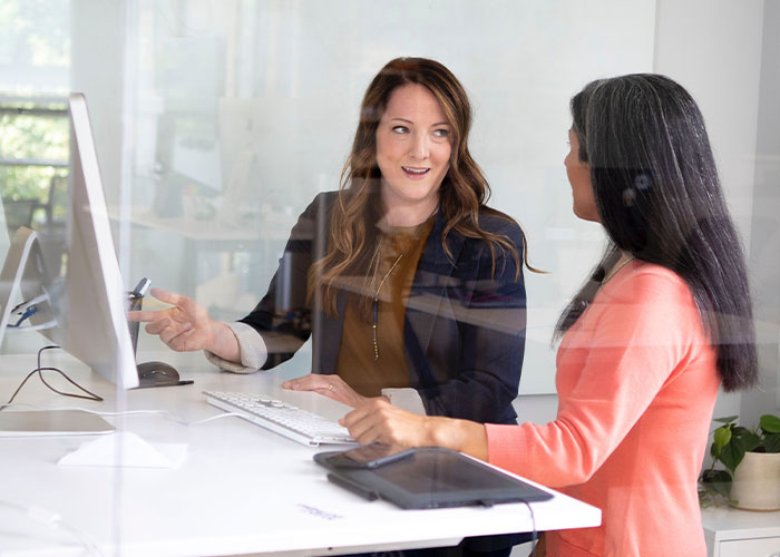 "My Confidence Was Skyrocketing": Mechanic Starts Wearing Makeup At Work, Front Desk Coworkers Have A Problem With It