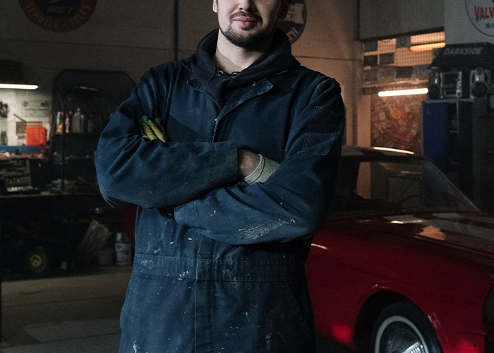 "My Confidence Was Skyrocketing": Mechanic Starts Wearing Makeup At Work, Front Desk Coworkers Have A Problem With It