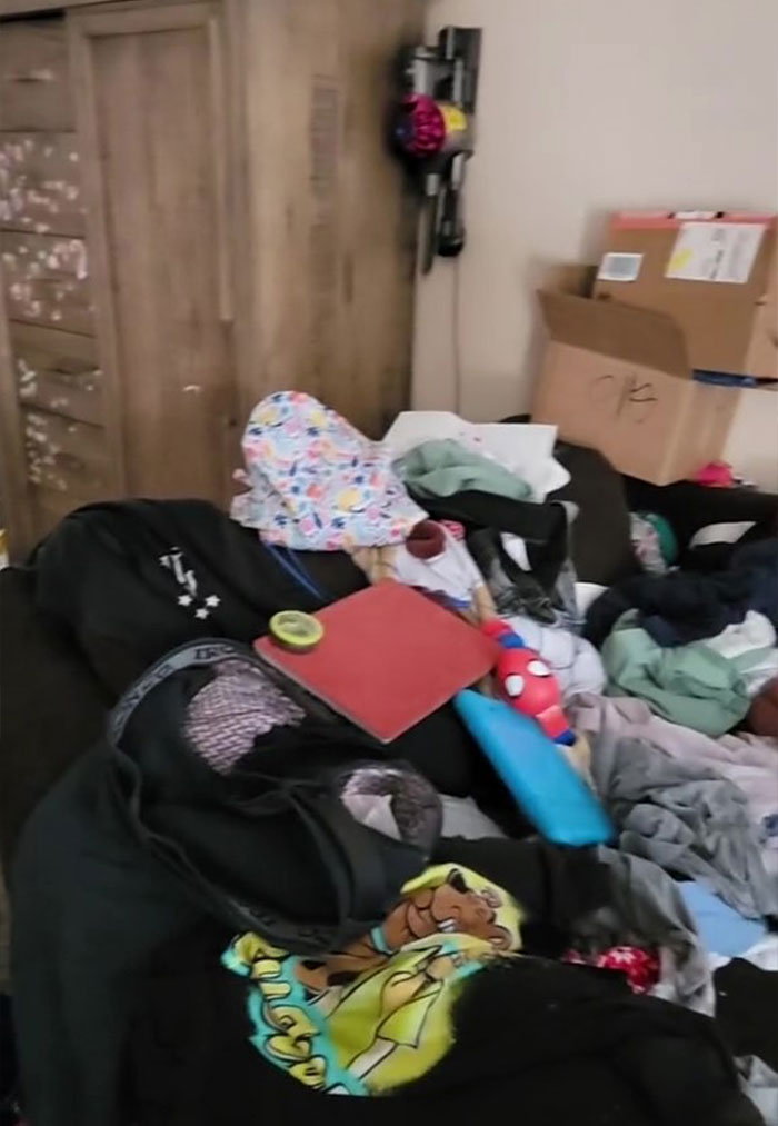 Moms Are Opposing The Pressure To Keep Their Homes Always Clean By Not Fearing Unveiling The 'Pigsty Reality' In Order To Normalize It