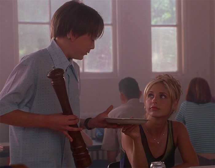 Sarah Michelle Gella sitting and looking at boy in movie She's All That