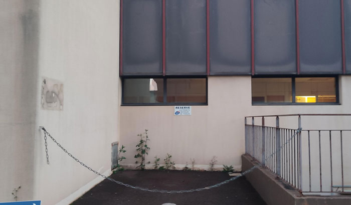 This Woman&rsquo;s Idea Of Stealing Someone&rsquo;s Parking Spot Backfires As The Owner Just Blocks Her Car, Making Her Wait For Almost 2 Hours