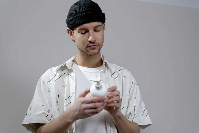 He hecho creer a mi hermano que tiene alopecia durante los últimos quince años