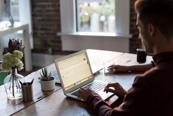 Publiqué trabajos falsos en Internet para poder hacer mi propio currículum