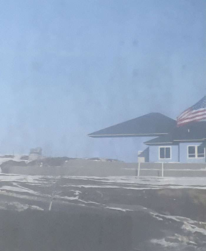 El vecino pintó su casa y ahora combina perfectamente con el color del cielo 