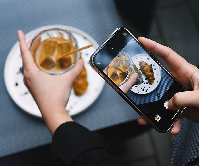 “A Waiter Had To Come And Ask Her To Sit Down”: Bride’s Sister Starts Loudly Sobbing Over Influencer Pics, Gets Escorted Out Of Engagement Dinner “A Waiter Had To Come And Ask Her To Sit Down”: Bride’s Sister Starts Loudly Sobbing Over Influencer Pics, Gets Escorted Out Of Engagement Dinner