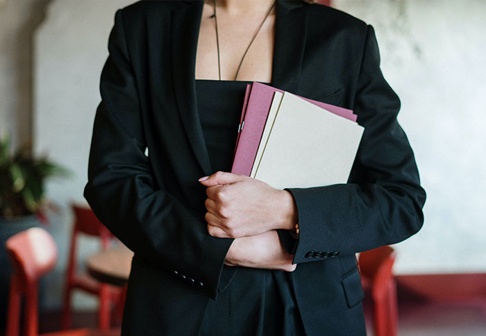 “A Waiter Had To Come And Ask Her To Sit Down”: Bride’s Sister Starts Loudly Sobbing Over Influencer Pics, Gets Escorted Out Of Engagement Dinner “A Waiter Had To Come And Ask Her To Sit Down”: Bride’s Sister Starts Loudly Sobbing Over Influencer Pics, Gets Escorted Out Of Engagement Dinner