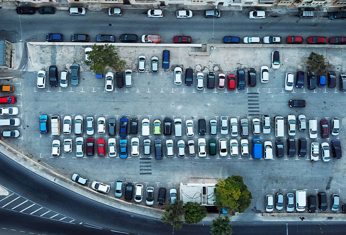This Woman’s Idea Of Stealing Someone’s Parking Spot Backfires As The Owner Just Blocks Her Car, Making Her Wait For Almost 2 Hours
