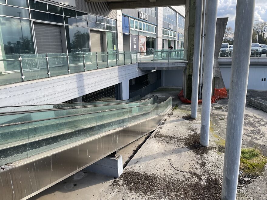 &ldquo;Comfortable Dystopia&rdquo;: 6 Photos Of An Abandoned Retail Center