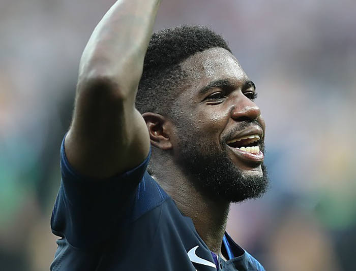 Tourist Is Disgusted By Blatant Racism On Train, Films Women's Behavior And The Internet Doesn't Hold Back After They Find Them