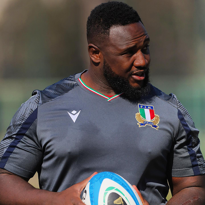 Tourist Is Disgusted By Blatant Racism On Train, Films Women's Behavior And The Internet Doesn't Hold Back After They Find Them