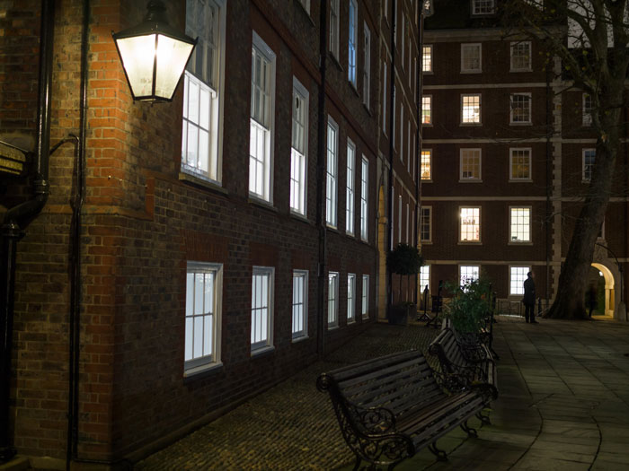 Woman On Tik Tok Goes Viral With 20M Views For Explaining Why People Living Alone Shouldn't Turn Lights On Right Away After Coming Home Woman On Tik Tok Goes Viral With 20M Views For Explaining Why People Living Alone Shouldn't Turn Lights On Right Away After Coming Home