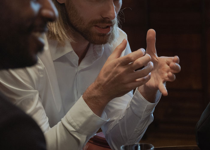 34 Subtle Red Flags That Indicate Someone Is A Bad Person