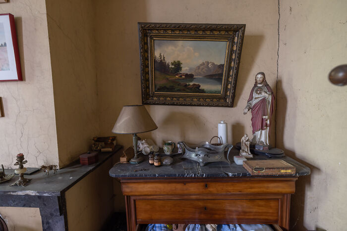 I Explored An Abandoned Chateau In Belgium With Belongings Left Behind (18 Pics)
