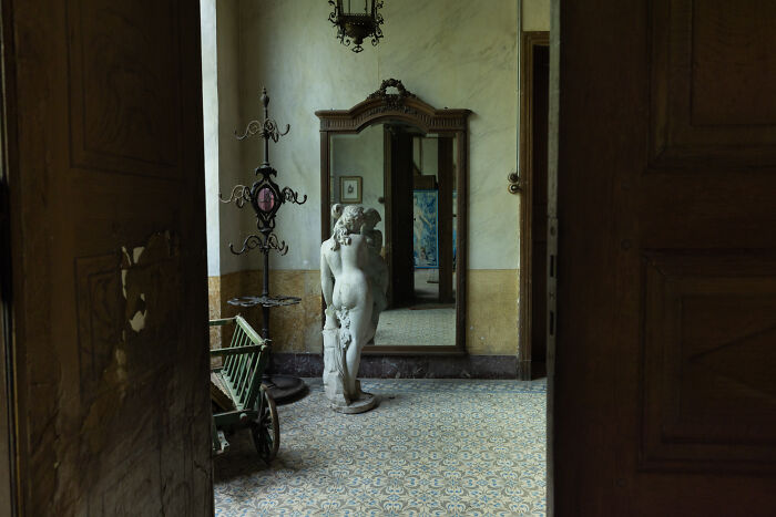 I Explored An Abandoned Chateau In Belgium With Belongings Left Behind (18 Pics)