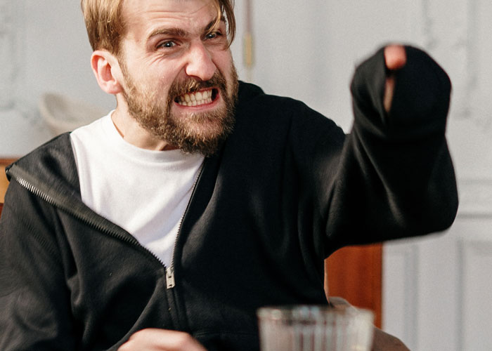 34 Subtle Red Flags That Indicate Someone Is A Bad Person