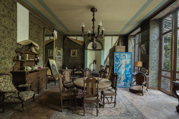 I Explored An Abandoned Chateau In Belgium With Belongings Left Behind (18 Pics)