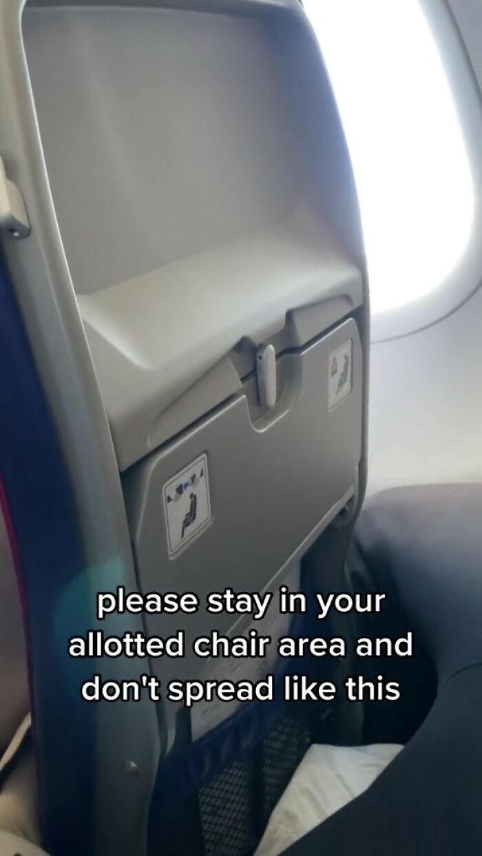 Travel Blogger Criticizes Passengers Who Don't Observe Her Unwritten 'Plane Etiquette Rules', Stirs Discussion Online Travel Blogger Criticizes Passengers Who Don't Observe Her Unwritten 'Plane Etiquette Rules', Stirs Discussion Online