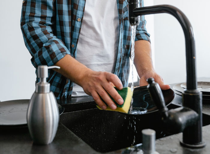 19 Y.O. Maliciously Complies With Manager&rsquo;s Request To Wash A Dish Covered In Peanuts That He Is Allergic To