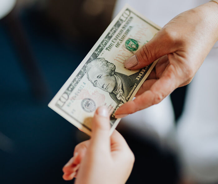 Mom Asks 18-Year-Old Daughter To Contribute £75 To Bills Since She Has A Job, The Daughter Finds It Outrageous Mom Asks 18-Year-Old Daughter To Contribute £75 To Bills Since She Has A Job, The Daughter Finds It Outrageous