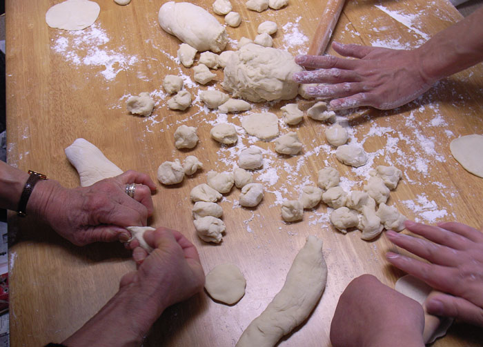 Woman Brings A Pal Over For Dinner Unannounced, Blasts Her Sibling When They Refuse To Accommodate Them By Cooking A Vegan Dish