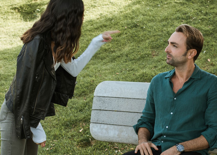 34 Subtle Red Flags That Indicate Someone Is A Bad Person