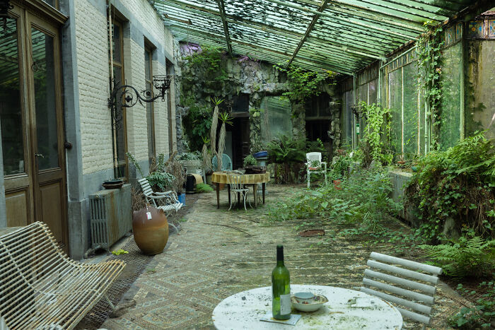 I Explored An Abandoned Chateau In Belgium With Belongings Left Behind (18 Pics)