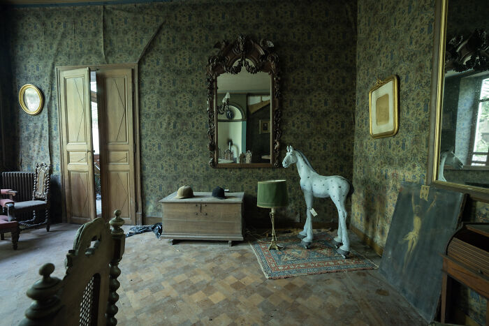 I Explored An Abandoned Chateau In Belgium With Belongings Left Behind (18 Pics)