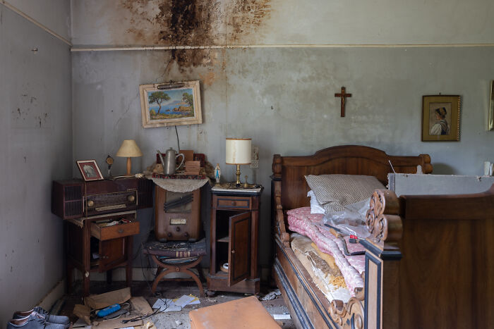 I Explored An Abandoned Chateau In Belgium With Belongings Left Behind (18 Pics)
