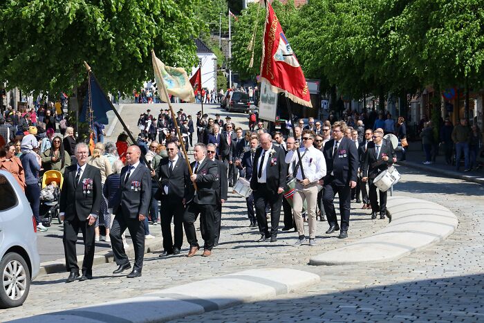 La gente de Bergen celebra que no llueve desde hace un día
