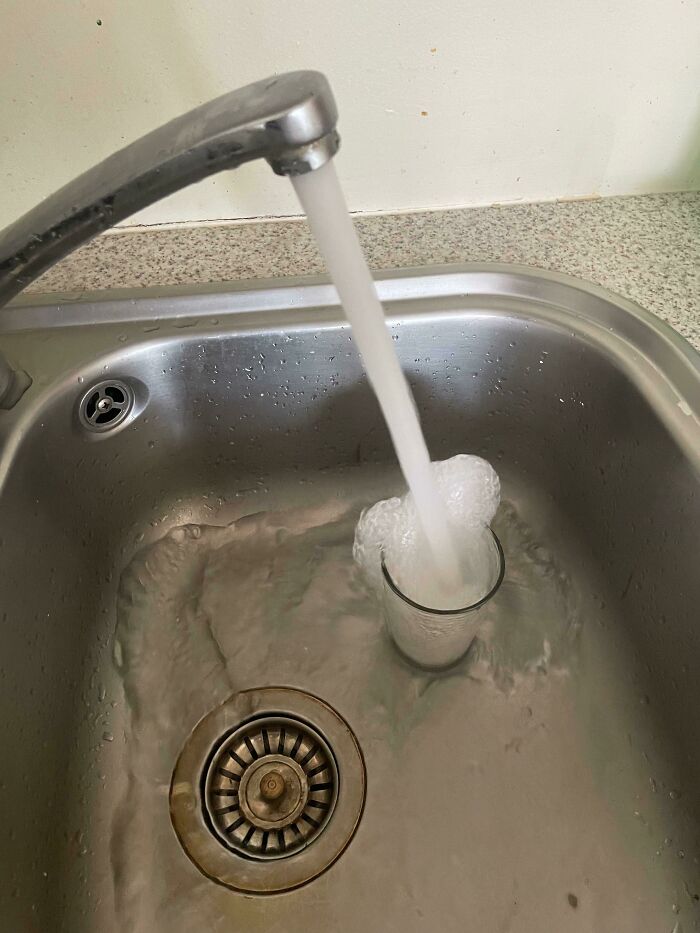 Muchos extranjeros no saben que en Noruega el agua de la canilla es excelente. Es mejor que el agua embotellada en la mayoría de los lugares. No es algo de lo que hablemos, lo damos por hecho. Solo quiero informar lo increíble que es Noruega 