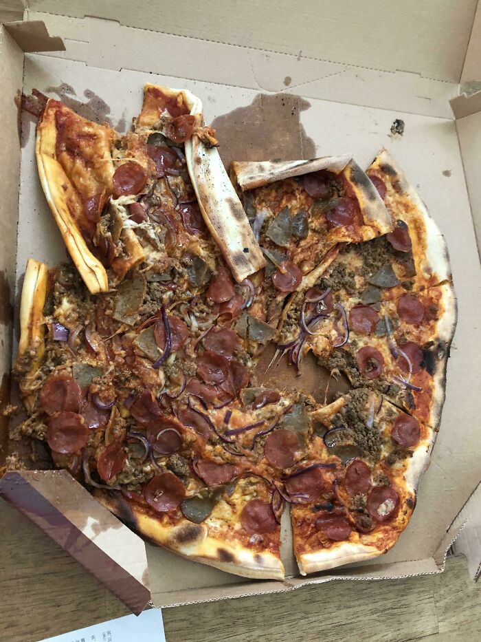 Me And My Friends Were Hungry And Decided To Order An Xl Size Pizza For 33€. Pizza Is Delivered, We Open The Box And See This