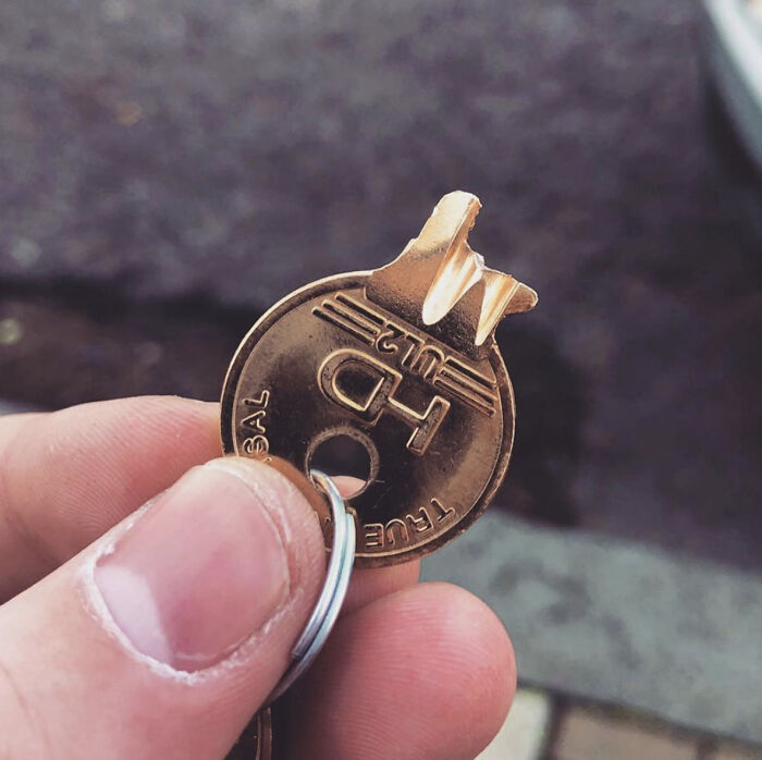 Después de años ahorrando, por fin compré mi primera casa. La llave se rompió en la puerta y me quedé fuera