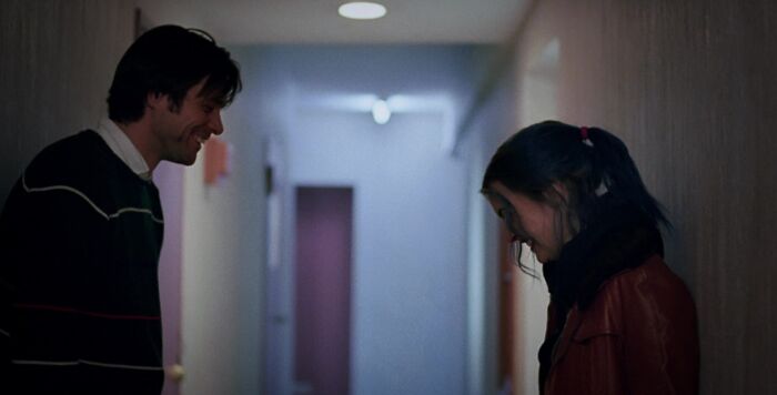 Joel and Clementine laughing in the hallway 