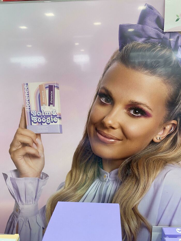 ¿Desde cuándo esta chica es tan morena? Su mano desde luego que no 