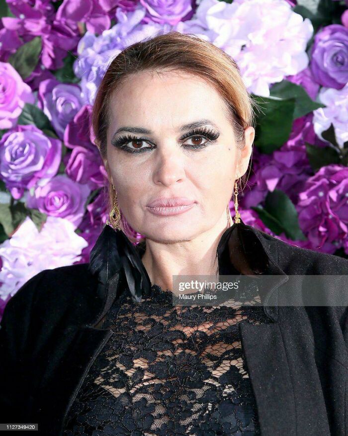 ¡Quienquiera que haya hecho esto sabe que es horrible! Las pestañas ni siquiera están bien puestas 