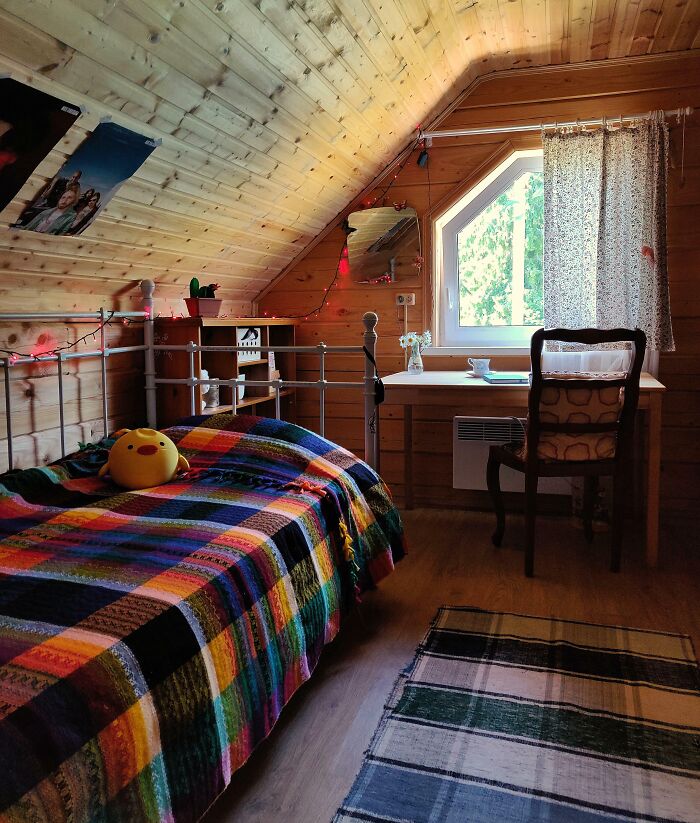 Cozy attic bedroom with colorful patchwork quilt and creative decoration ideas.