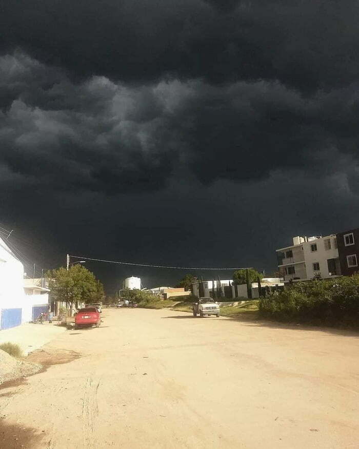 No sé si volver a poner la ropa a secar dentro o arrepentirme de mis pecados