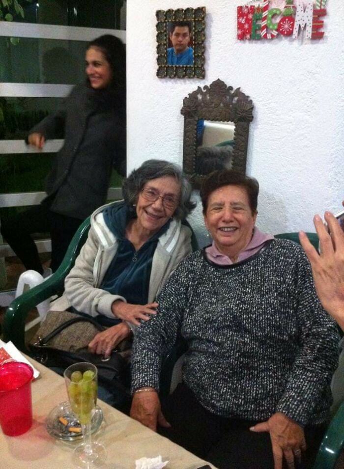 Multiple people posing for a picture 