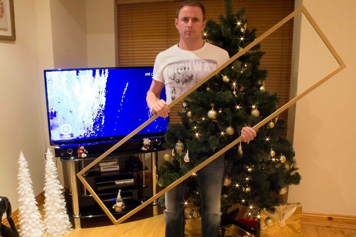 Confusing mirror reflection in a living room 